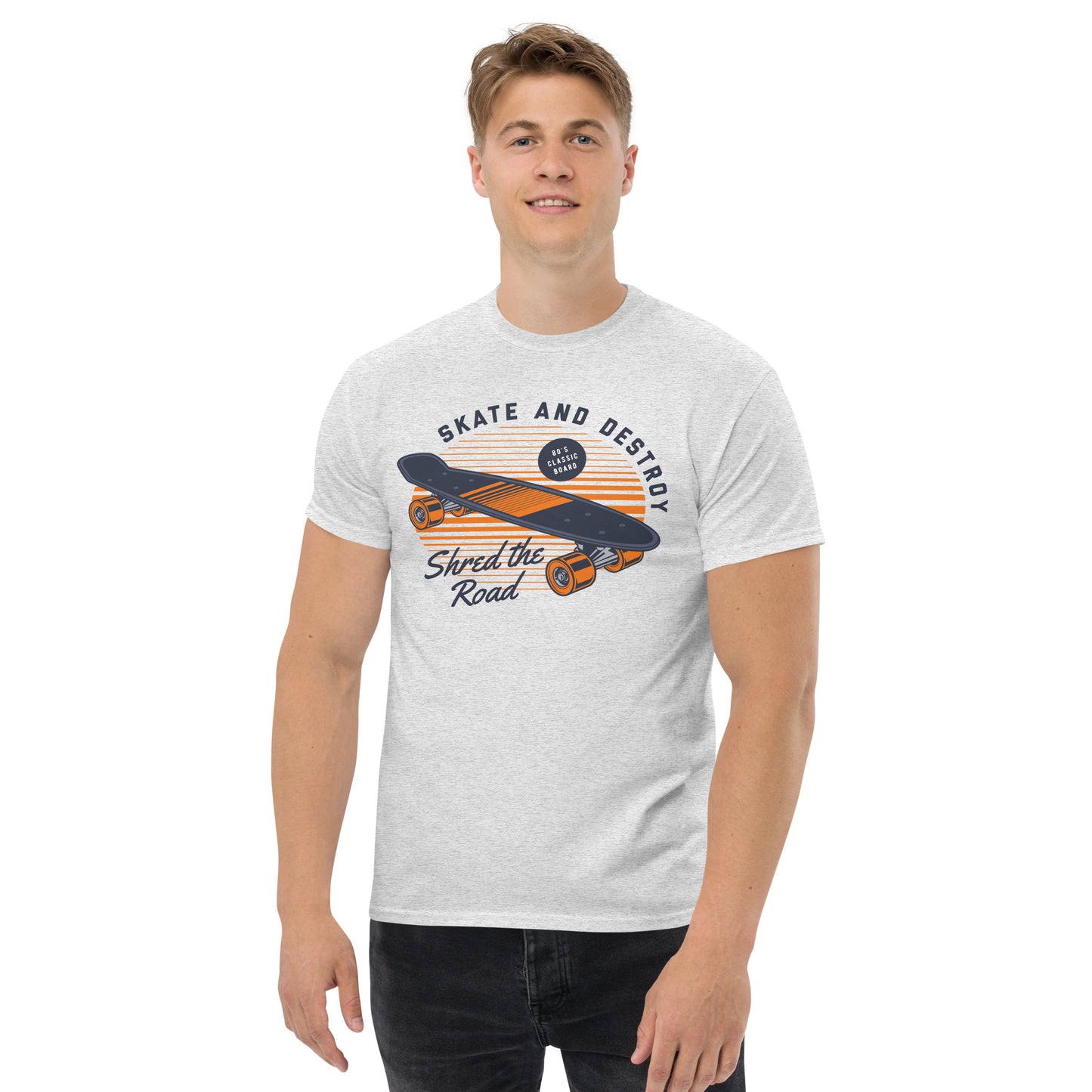 Klassisches T-Shirt für jeden Tag – Shred the Road