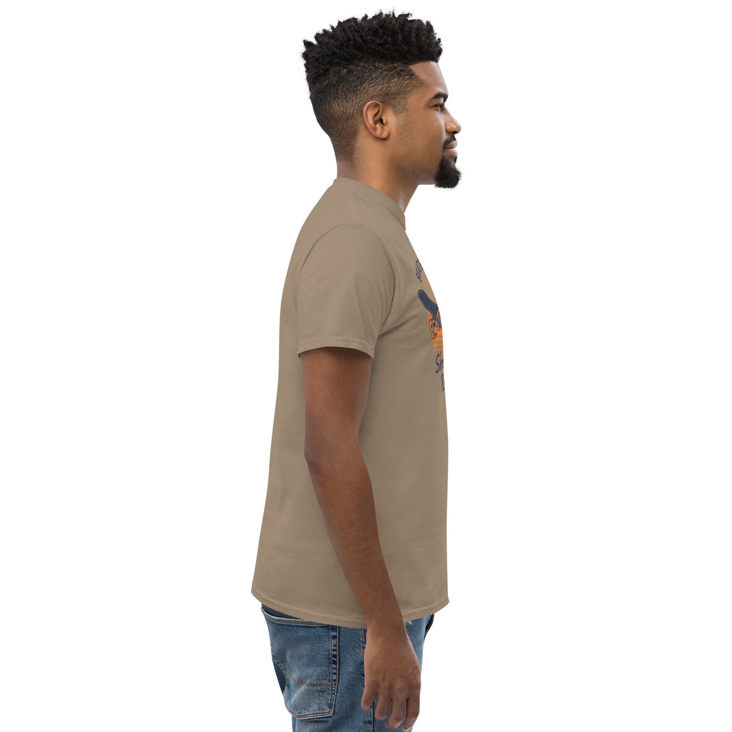 Klassisches T-Shirt für jeden Tag – Shred the Road