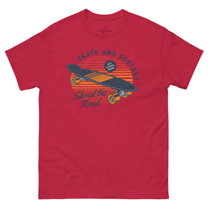 Klassisches T-Shirt für jeden Tag – Shred the Road