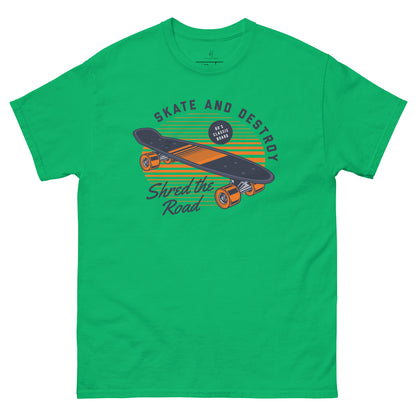 Klassisches T-Shirt für jeden Tag – Shred the Road