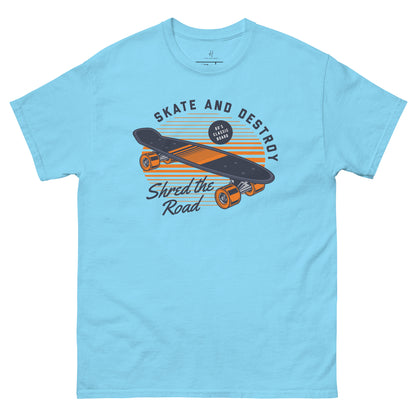 Klassisches T-Shirt für jeden Tag – Shred the Road